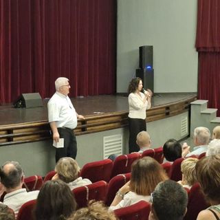 Don Claudio Caregnato e l'assessore Manuela Maffioli