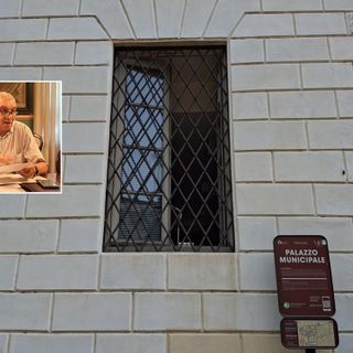 Finestre aperte e aria condizionata non funzionante nella sede del Comune. Nel riquadro, Mario Cislaghi, assessore con delega al personale