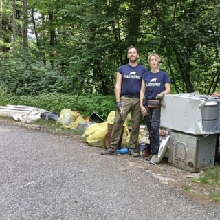 Carabinieri Forestali e volontari di "Plastic Free" insieme per ripulire i boschi dai rifiuti: raccolti 800 chili di spazzatura