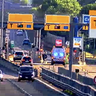 Un'auto si ribalta al casello di Gallarate. Ferita una 30enne