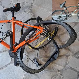 Le due bici coinvolte nell'incidente