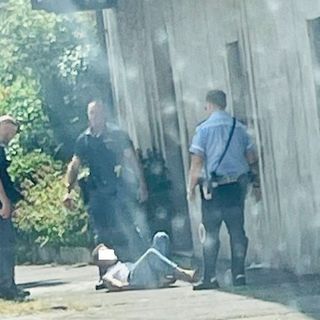 Busto, momenti di caos in strada: uomo esagitato bloccato da Polizia e vigili