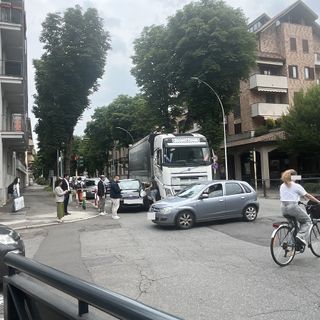 Incidente tra Tir e auto in viale Alfieri