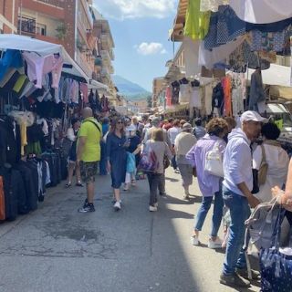 Luino, tensione al mercato: uomo in carrozzina molesta i passanti e minaccia gli agenti, denunciato