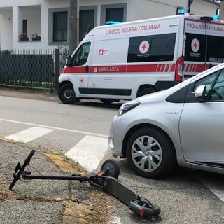 Gallarate, incidente alla rotonda della Moriggia: 37enne in monopattino finisce a terra