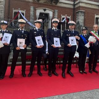 VIDEO. Premiati gli agenti che salvarono la ragazzina dal suo violentatore a Busto. Il sindaco: «Mi ha emozionato la loro umanità»