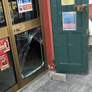 Ladri spaccano la porta dell'Ardor per fuggire con 100 euro