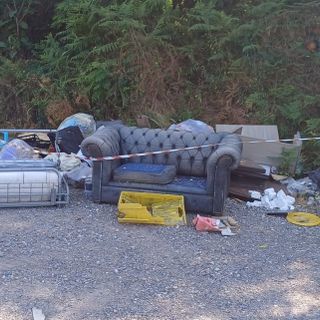 Rifiuti abbandonati, spunta pure un divano. Tallarida: «Adesso basta, servono più fototrappole»