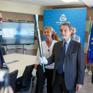 Milano Cortina 2026, Fontana in vista all'azienda dove nascono le torce olimpiche