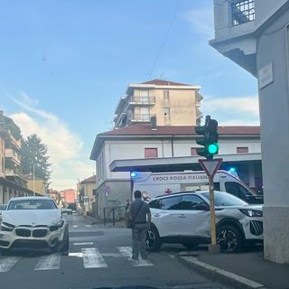 Incrocio tra viale Pirandello e via Milazzo, ennesimo incidente e auto contro un muro
