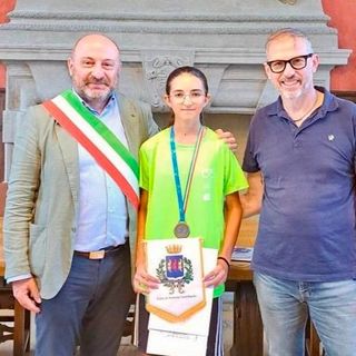 Michelle Spinoni della Ju Green premiata dal sindaco di Somma Lombardo