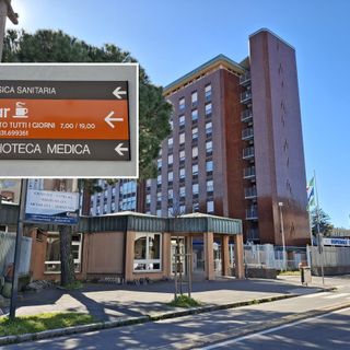 Nel riquadro, le vecchie indicazioni per il punto ristoro, chiuso da tempo