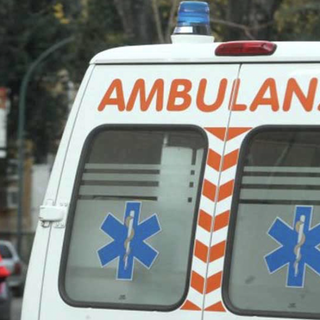 Moto contro auto, centauro in ospedale con traumi multipli