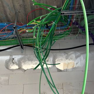 Raid al nuovo Palaginnastica: «Tagliati cavi e tubature, danno pesante. Slitterà tutto»