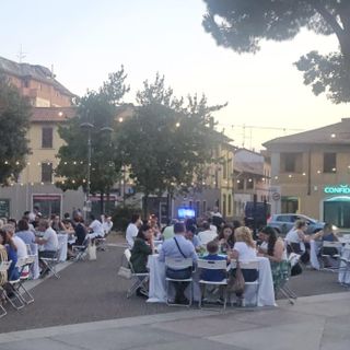 La cena in piazza San Michele nel quartiere omonimo