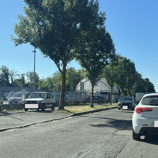 Auto in attesa di entrare nel centro di multiraccolta ieri