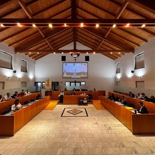 Gallarate, il consiglio approva 11 a 8 la variazione di bilancio: fondi per il nuovo ospedale e rientro degli impianti di Moriggia