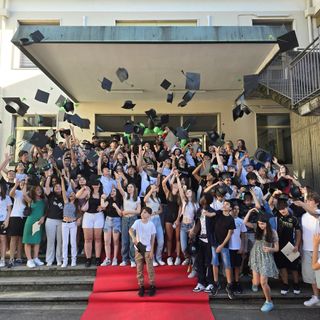 I docenti ai ragazzi che hanno concluso le medie: «Buon viaggio, siate pronti a volare»