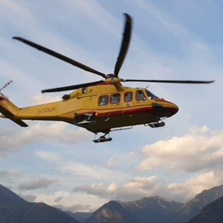 Ciclista investito sulla Provinciale da Ganna a Cuasso al Monte: interviene l'elisoccorso