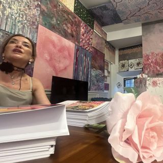 Manuela Carnini vola in tutto il pianeta. Ma nella sua Busto con più generosità che mai ci sussurra che i colori possono cambiare la vita di ciascuno di noi