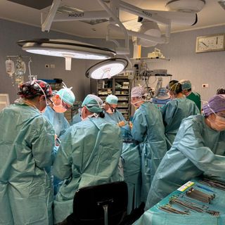 Mandibola ricostruita con l’osso della gamba: straordinario intervento all’ospedale di Legnano