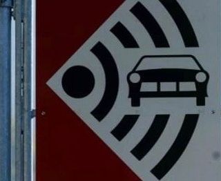 Il limite è cinquanta, ma lui sfreccia a 110. Automobilista italiano nei guai in Canton Ticino