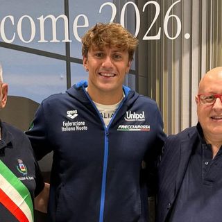 Nicolò Martinenghi a Malpensa con il sindaco Simone e l'assessore Triveri