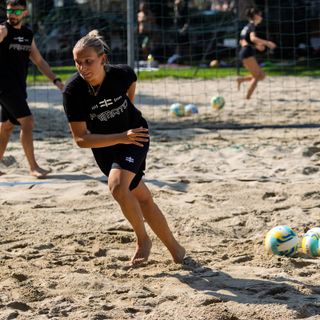 Sophie Blasi in azione sulla sabbia