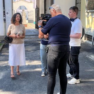 Manuela Maffioli nei pressi della biblioteca oggi, 22 agosto