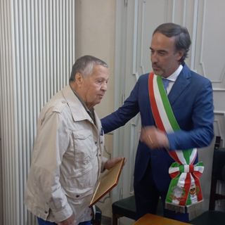 Il sindaco di Laveno conferisce la cittadinanza onoraria a Renato Pozzetto