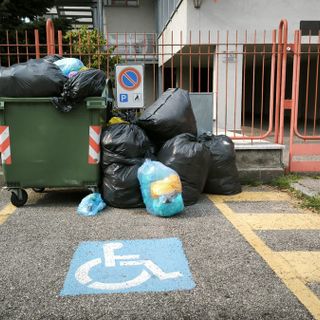 Sant'Edoardo, parcheggio disabili invaso da rifiuti e sacchi "fuori legge"