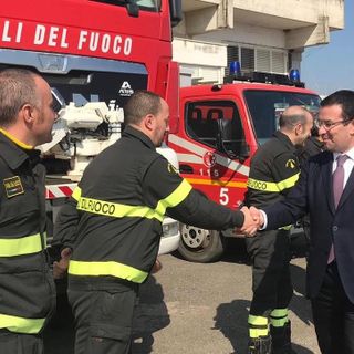 Candiani in visita ai vigili del fuoco di Varese: «Carenza di personale, ne parlerò al Ministero»