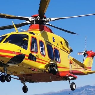 Omegna, bimbo di tre anni rischia di annegare in piscina: è grave
