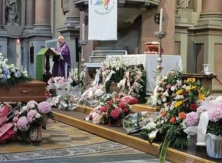 Addio ai creatori delle Barbie d'autore morti in A4: folla e commozione alla basilica di Novara