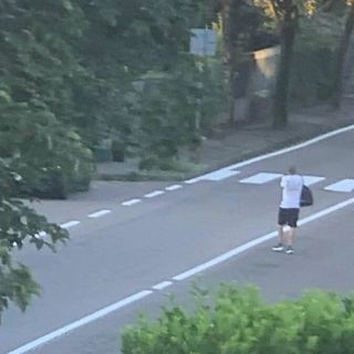 Blocca il traffico coi bidoni della spazzatura e lancia sassi contro le auto