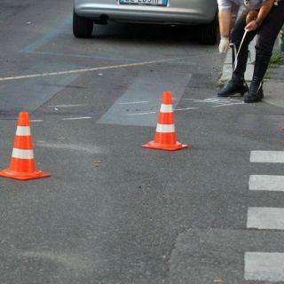 Milano, donna investita sulle strisce e uccisa da auto rubata: il minorenne alla guida fuggito a piedi con tre amici