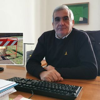 Il consigliere Tallarida, nel riquadro le taniche isolate in viale Rimembranze