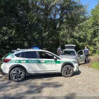 Respinto in piattaforma ecologica abbandona i rifiuti vegetali nel bosco: denunciato cittadino di Arcisate