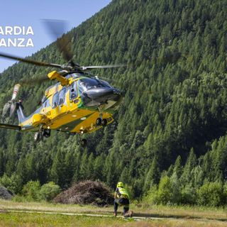 Uno degli elicotteri del reparto volo della Guardia di Finanza di Varese in azione sulle montagne
