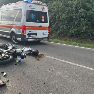 Le immagini dell'incidente stradale tra una moto e un'auto sulla Sp26 tra Jerago ed Albizzate