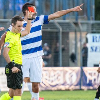 L'arbitro Iannello estrae il rosso per Masi. Lo farà anche con Giudici (foto Galbiati)