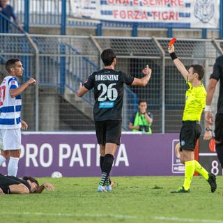 Il rosso sventolato in faccia a Giudici dall'arbitro Iannello (foto Galbiati)