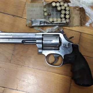 La pistola sequestrata agli spacciatori