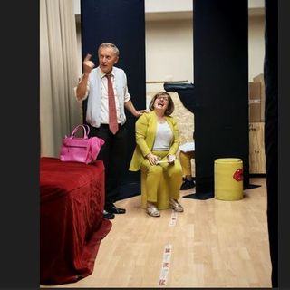 Risate che salvano: a teatro per aiutare gli animali randagi con “Tesoro, non è come credi”