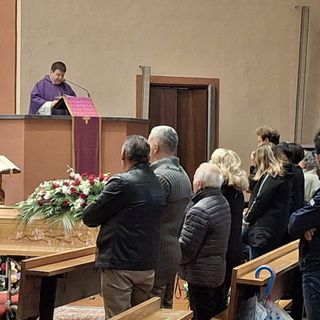 Il commosso addio a Paola Micali, familiari uniti per andare oltre il dolore