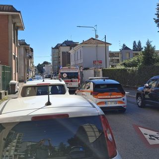 Ciclista a terra in via Bellini, soccorsi in azione vicino alle scuole Crespi