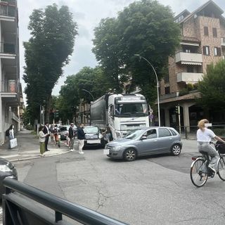 Incidente tra un tir e una utilitaria in viale Alfieri, estate 2025