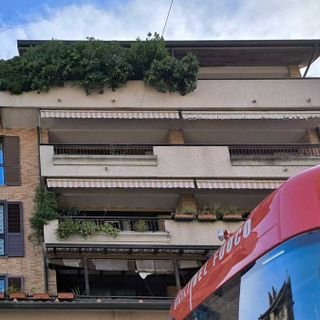 Fumo da un appartamento in via Milazzo, anziana portata in ospedale. All'origine un piano a induzione