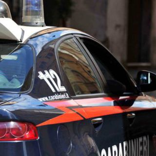 Ragazza di 16 anni con un coltello tenta il suicidio per strada: salvata dai carabinieri a Olgiate Olona