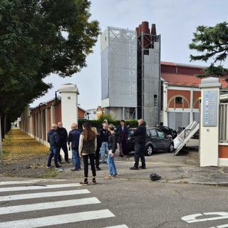 Busto, scontro fra due auto. Una sfonda il cancello di Agesp